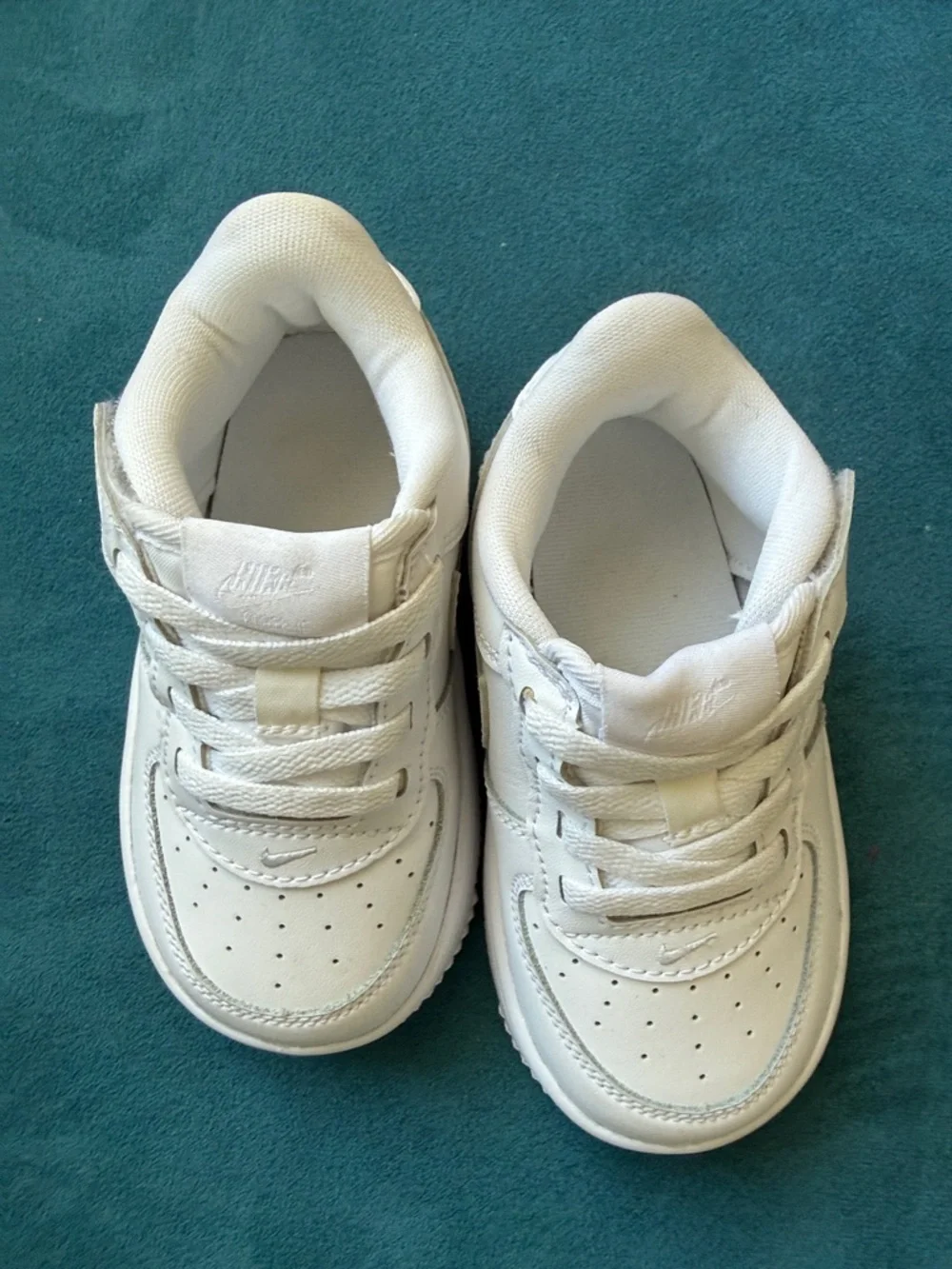 Nike Kids White Low-Top Sneakers with Hook-and-Loop Strap - Picture 2 of 4